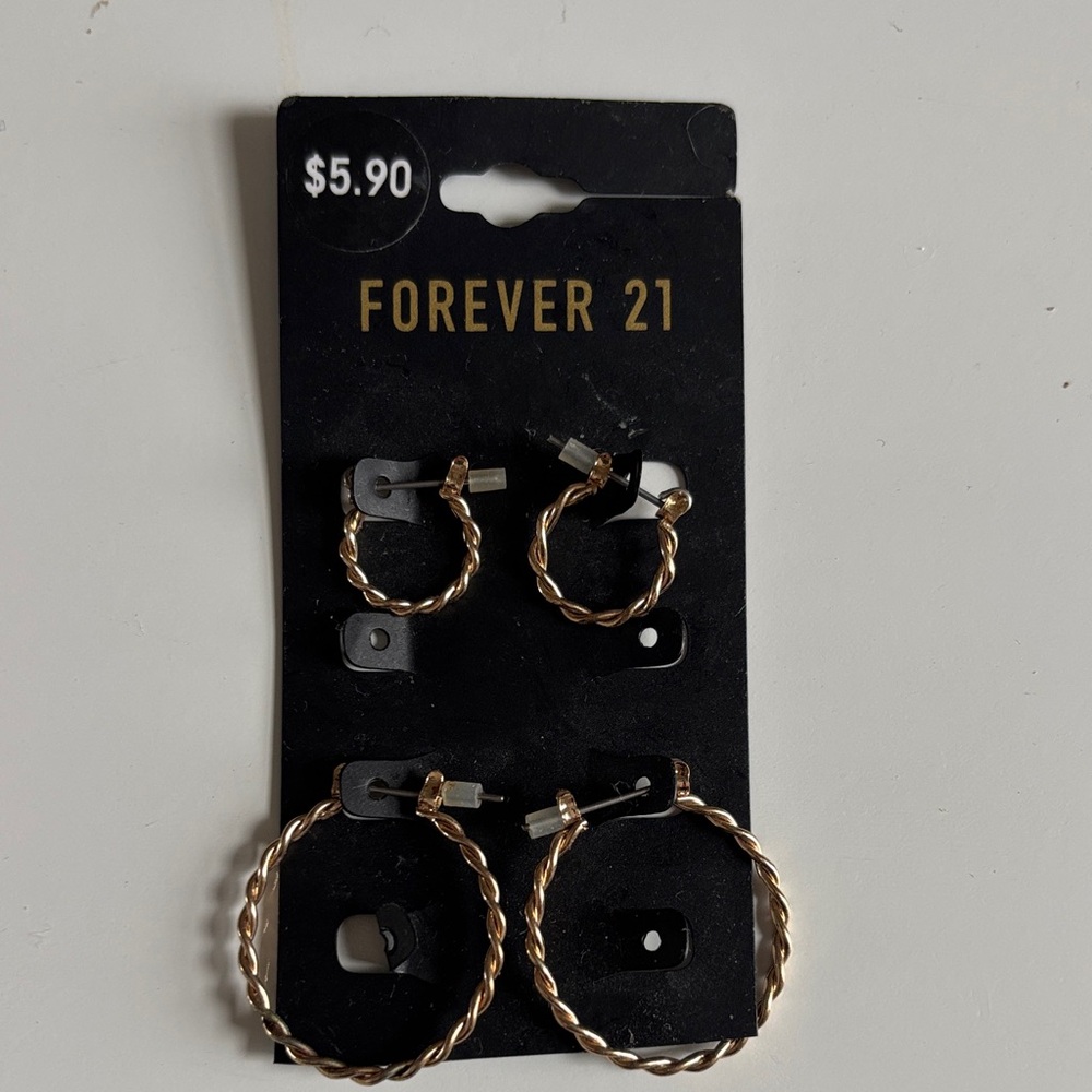 Forever 21 woman earrings set of 2